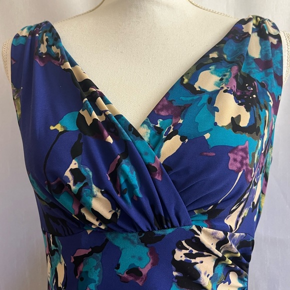 Stretchy, beautiful, V-neck, multiple colored dress - Picture 5 of 11